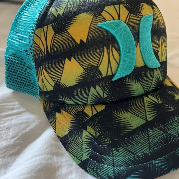 Hurley SnapBack Hat - Picture 1 of 3